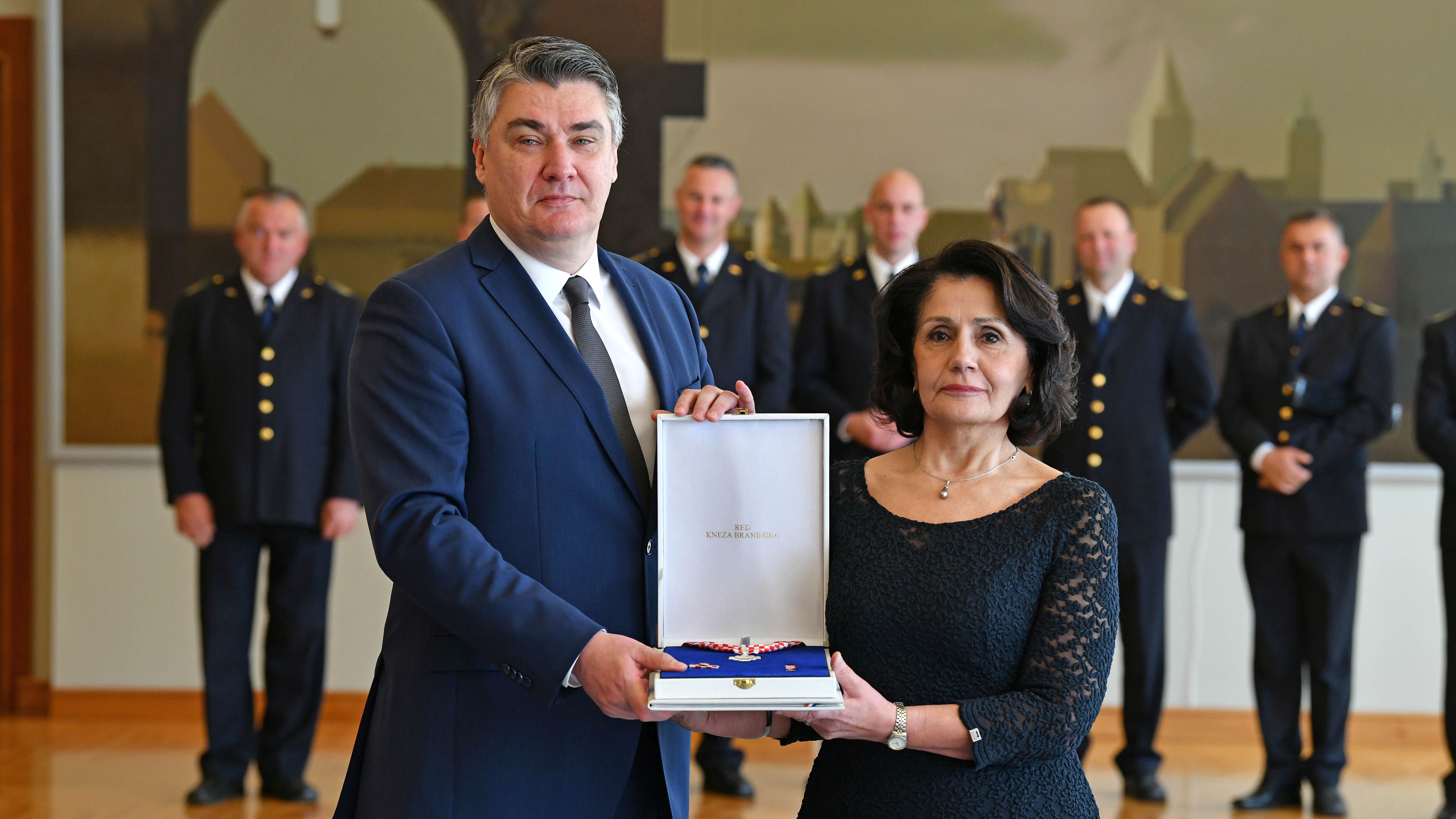 Predsjednik Milanović odlikovao glavnu tajnicu Ureda predsjednika ...